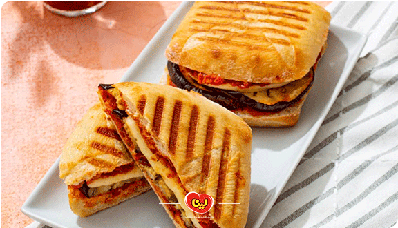 طرز تهیه ساندویچ کالباس با چیپس و پنیر